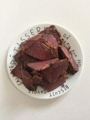 卤好的牛肉切成薄片备用。