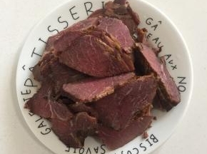 卤好的牛肉切成薄片备用。