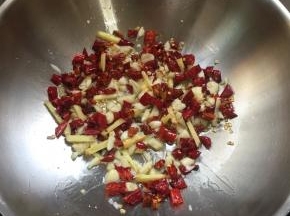锅烧热倒入适量的油，放入蒜瓣，生姜，花椒，干辣椒小火煸炒出香味儿。