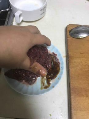 准备好东西后，混合好调料