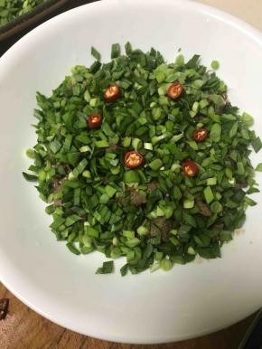  铺上点缀的红辣椒圈，撒一撮盐。