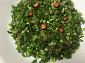  铺上点缀的红辣椒圈，撒一撮盐。