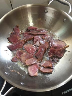 锅烧热倒入适量的油，放入卤好的牛肉中火慢慢煸炒至微焦，即可捞出沥干油分备用。