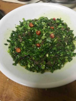淋在铺好的菜上，齐活。