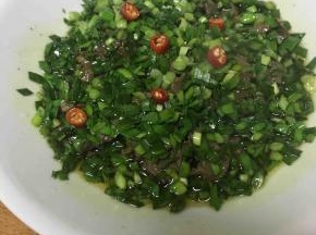 淋在铺好的菜上，齐活。