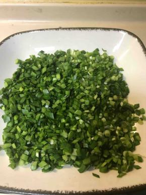韭菜切好，用熟菜板切好。大家一定要生熟菜板分开用哈