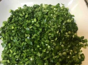 韭菜切好，用熟菜板切好。大家一定要生熟菜板分开用哈