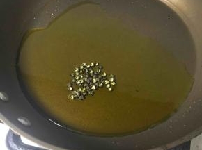 菜油入锅，这一步油要多，可以保证牛肉嫩滑。四川人做菜都要花椒，大家不喜欢可以不放。油煎熟后，将花椒捞出