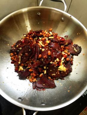 起锅前加入适量的鸡精翻炒均匀即可。