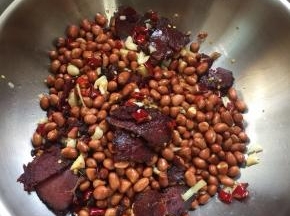 倒入炒好的花生米翻炒片刻。