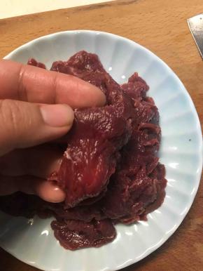 特意拍张看牛肉纹理的。牛肉的肌理，特别细长，与到成90度直角，直刀下去，切成这样的纹理。让本来就非常嫩的牛柳更入味更好咀嚼。
