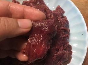 特意拍张看牛肉纹理的。牛肉的肌理，特别细长，与到成90度直角，直刀下去，切成这样的纹理。让本来就非常嫩的牛柳更入味更好咀嚼。