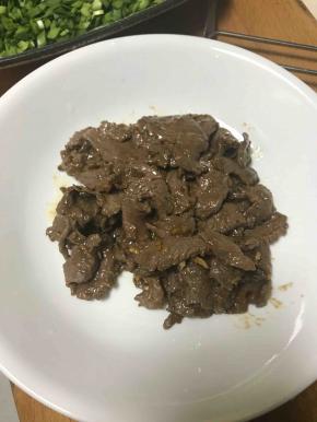 一次性用漏勺捞出牛肉控出油。这一步家里有不吃姜蒜的，就细细捞出来