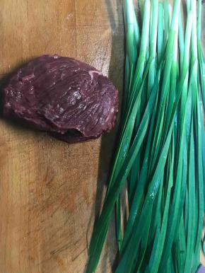 菜市场买的牦牛肉，老板不太会剃。凑合吧。