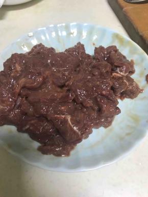 拍一张近图。把所有的汁吸入牛肉里。看到盘子里没有稀释出来的汁，说明已经好了，就可以了，如果还有治水，就要继续用手抓