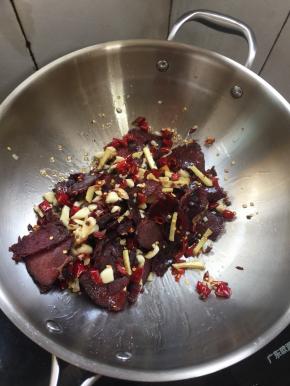 倒入牛肉翻炒均匀。