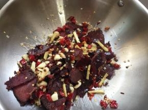 倒入牛肉翻炒均匀。