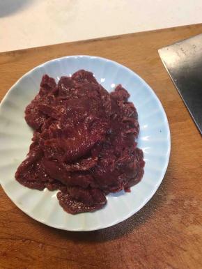 切好牛肉片待用