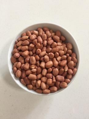 花生米一碗，提前洗净沥干水分备用。