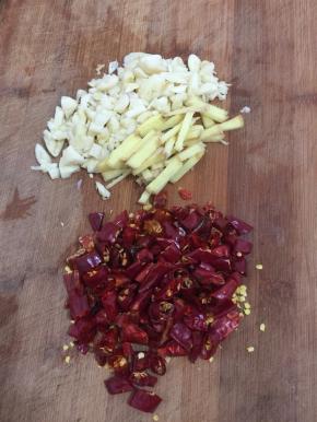 蒜瓣剁碎，生姜切成小丁，干辣椒切成段备用。