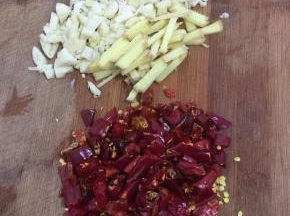 蒜瓣剁碎，生姜切成小丁，干辣椒切成段备用。