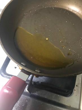  可以重新烧油，也可以用刚才的油，烧热