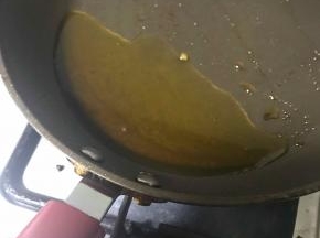  可以重新烧油，也可以用刚才的油，烧热