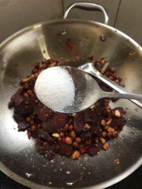 加入一勺盐调味。