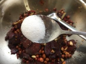 加入一勺盐调味。