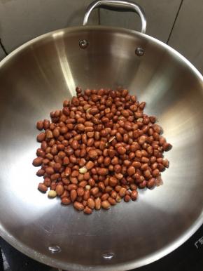 冷锅、冷油、冷花生，开中小火，把花生煸炒至酥脆即可捞出备用。