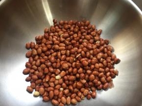 冷锅、冷油、冷花生，开中小火，把花生煸炒至酥脆即可捞出备用。