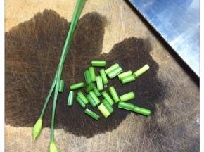 家里没有其他绿色的东西，我就拿了韭菜花做南瓜的蒂了，哈哈……