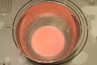 玉米油加牛奶混合乳化，滴入2滴红丝绒液，拌匀