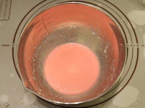 玉米油加牛奶混合乳化，滴入2滴红丝绒液，拌匀