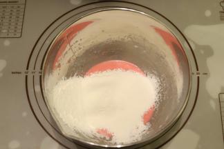 筛入低粉，Z字型拌至无干粉