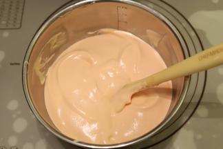 将蛋清和蛋黄糊混合均匀，上下翻拌均匀