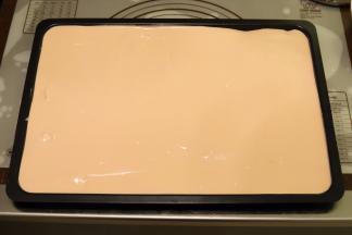 倒入方形烤盘内，表面刮平，轻震去气泡