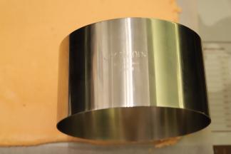 蛋糕片出炉后盖上油纸，倒扣放凉。准备一个学厨的6寸慕斯圈，按慕斯圈宽度画一条虚线