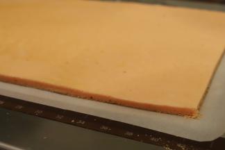 将蛋糕片边缘切整齐，切出刚才画好的虚线蛋糕片