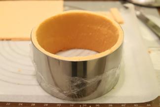 将蛋糕片放入慕斯圈的内测