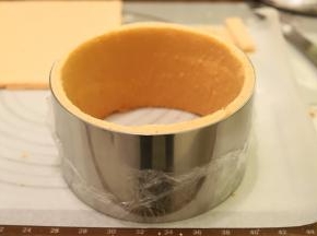 将蛋糕片放入慕斯圈的内测