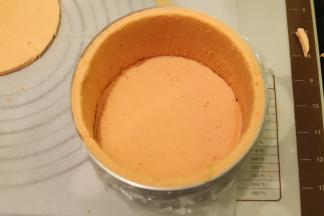 在蛋糕下面放入一片圆形蛋糕片