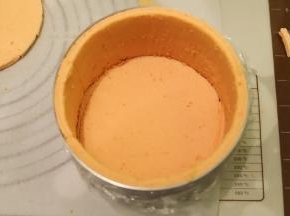 在蛋糕下面放入一片圆形蛋糕片