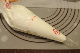 淡奶油和细砂糖打发至接近裱花状态，装入裱花袋