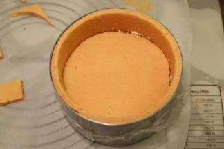 再次放入第二片圆形蛋糕片，轻压一下