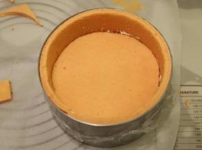 再次放入第二片圆形蛋糕片，轻压一下