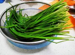 新鲜韭菜洗净。