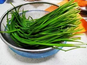 新鲜韭菜洗净。