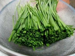 从中间切断，一分为二。