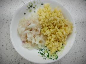 剁好姜蓉蒜蓉。